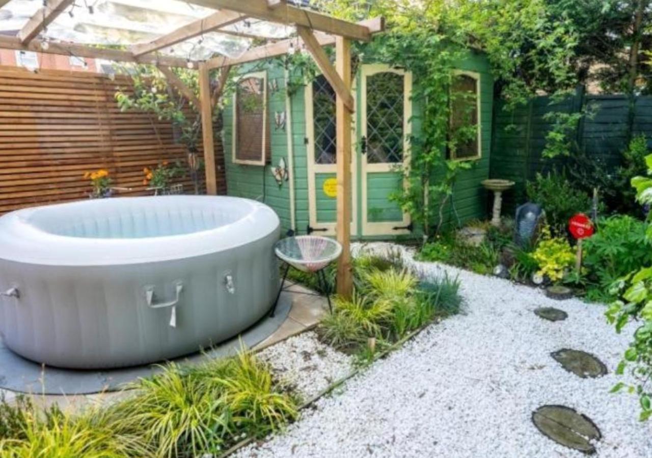 شقة Cosy Garden Flat, Private Hot Tub & Four Poster Bed يورك المظهر الخارجي الصورة